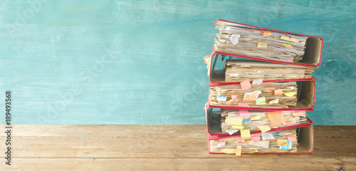 Papier peint messy file folders and documents,panoramic format, good copy space