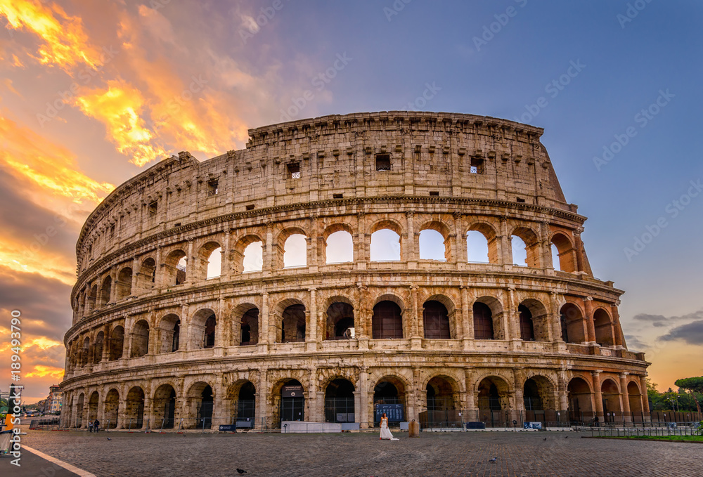 Naklejka premium Wschód słońca widok Koloseum w Rzymie, Włochy
