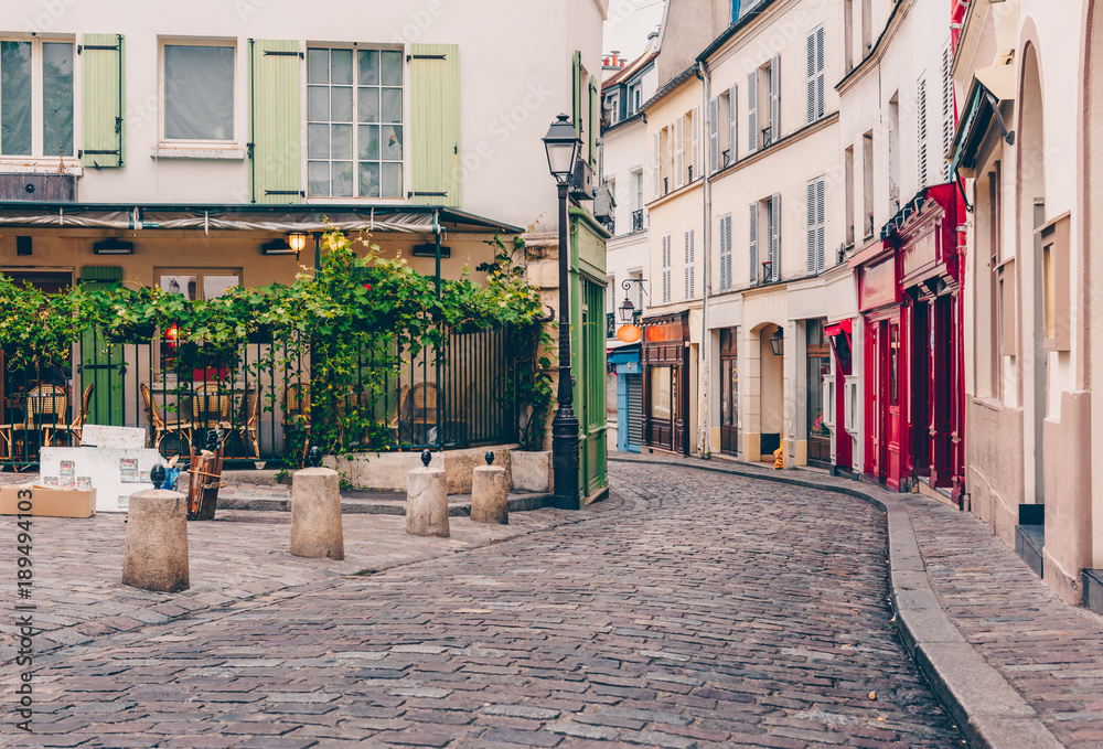 Fototapeta premium Widok przytulnej ulicy w dzielnicy Montmartre w Paryżu, Francja