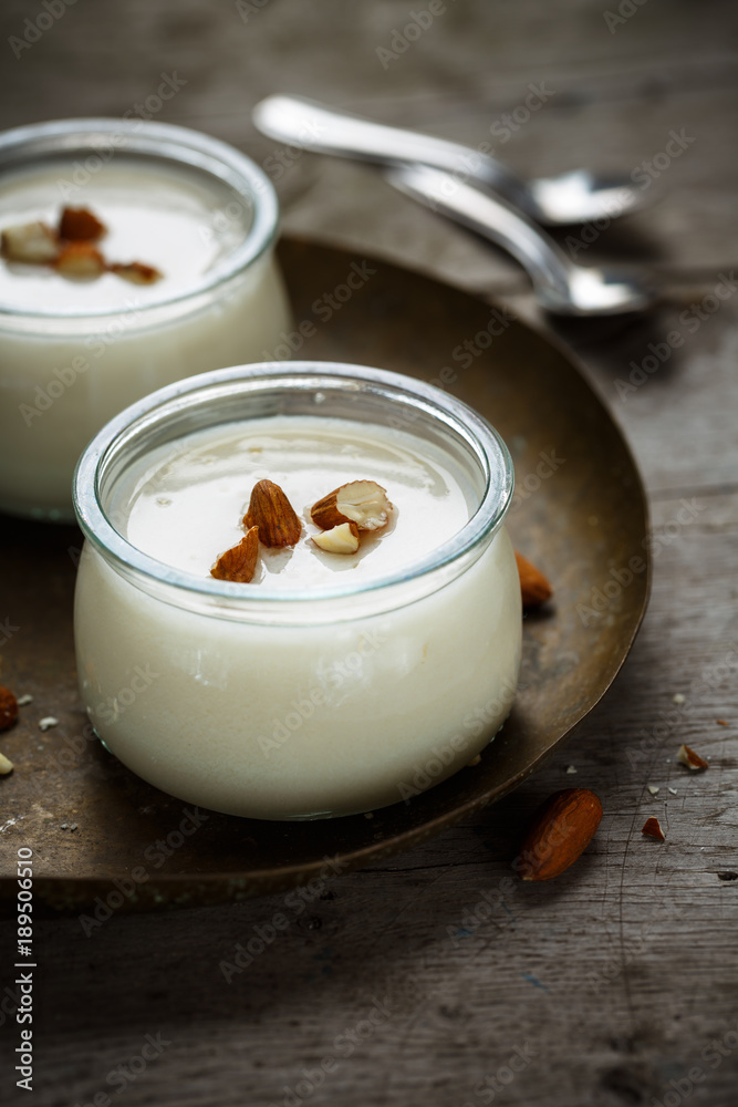Yaourt Vegan à l'Amande, Sans Lactose. Yaourt Vegan à l'Amande, Sans Lactose.
