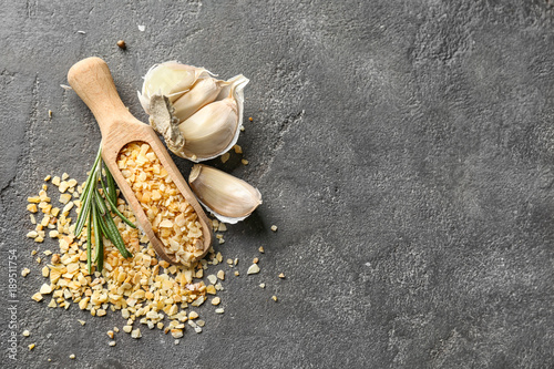 Εκτύπωση καμβά Wooden scoop with granulated dried garlic on grey background