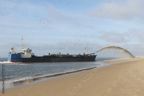 réensablement des plages d'Arcachon par un navire dragueur de sable