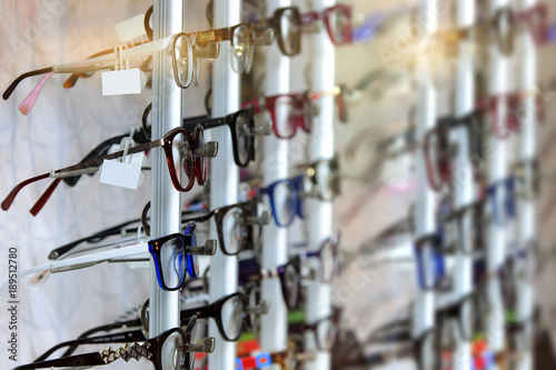 Okulary na półce w sklepie okulistycznym. photo