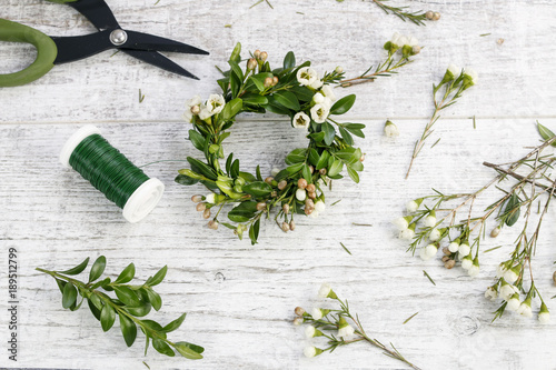 How to make easter wreath with buxus and chamelaucium (wax flower) tutorial photo