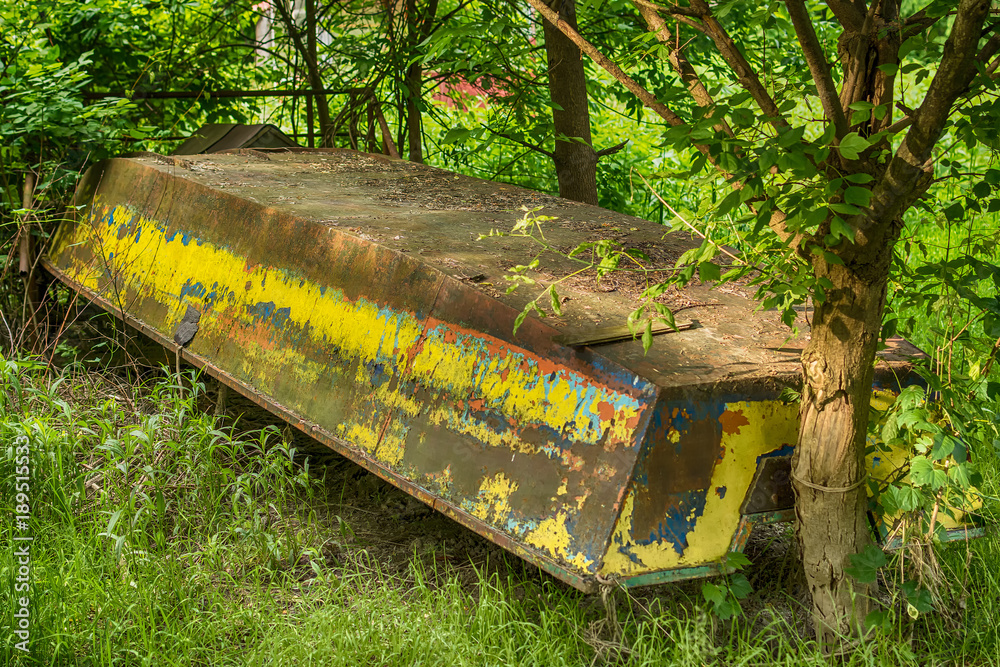 Naklejka premium The abandoned boat