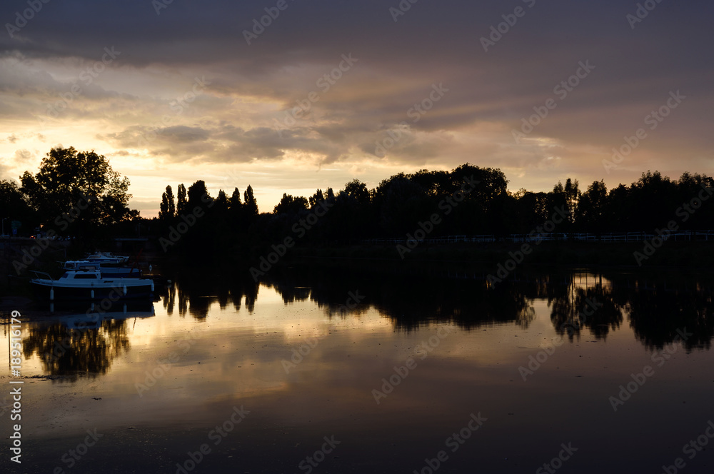 coucher de soleil sur une rivière coucher de soleil sur une rivière