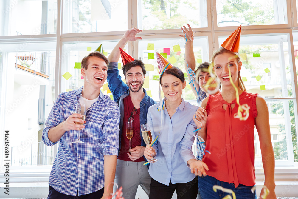 Fototapeta premium Erfolgreiches Team feiert Start-Up