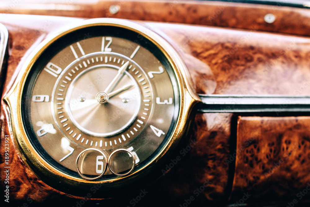 Fototapeta premium rings on hours in a retro car