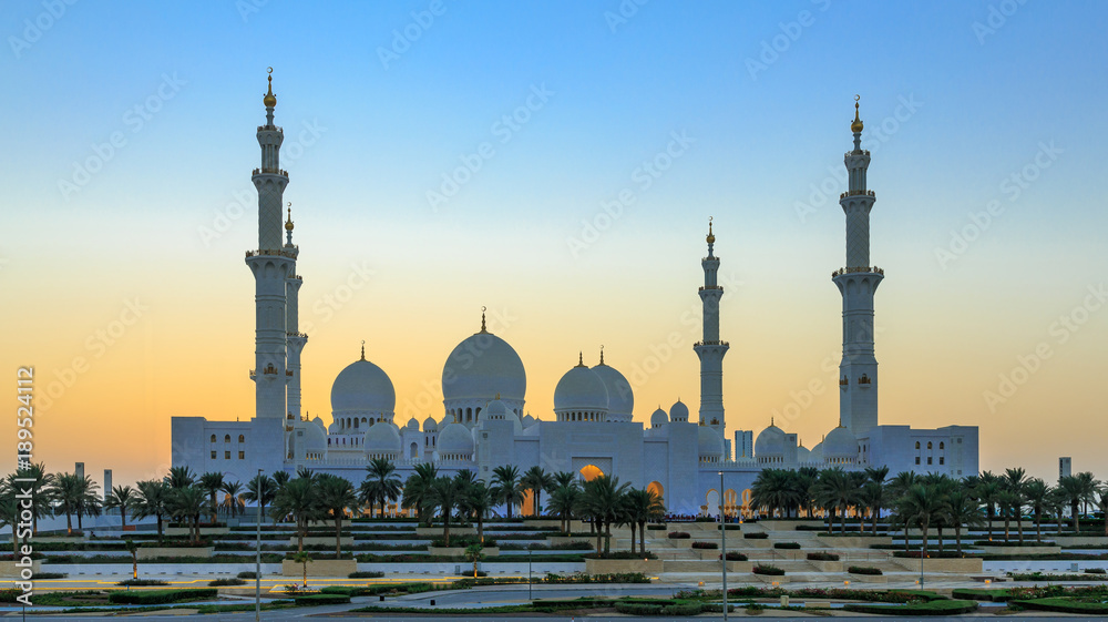 Sonnenuntergang an der Grand Mosque in Abu Dhabi