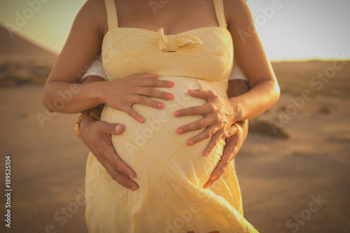 mujer embarazada con su pareja