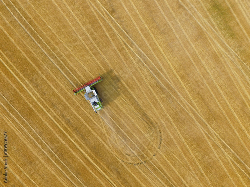 Gerste Ernte Getreideernte von oben Sommer Luftbild Mähdrescher Gerstenernte - AGRARMOTIVE Bilder aus der Landwirtschaft