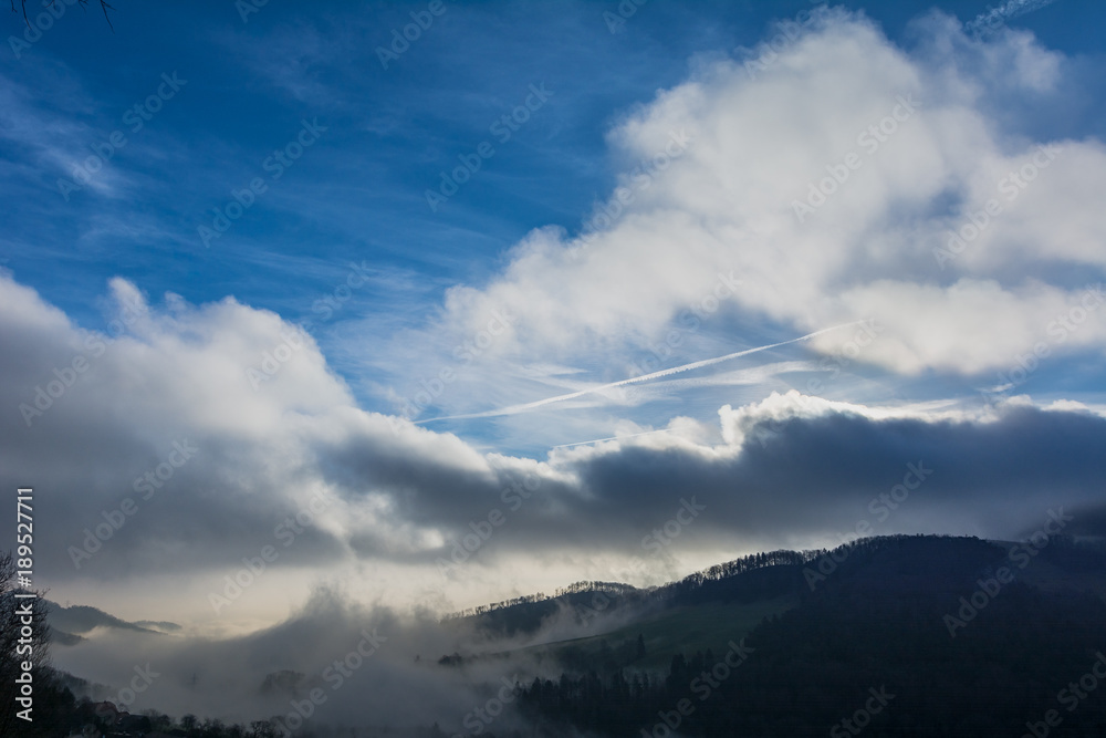 Wolkengebilde am berg