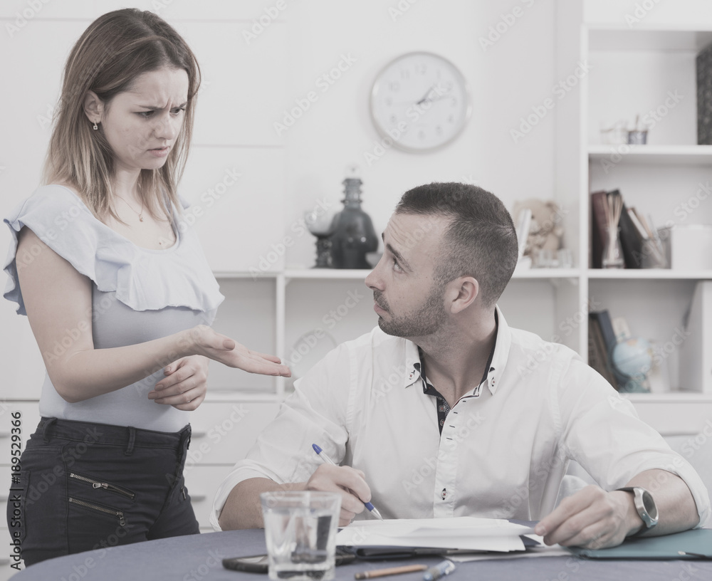Obraz premium Husband is studying documents on divorce at the table