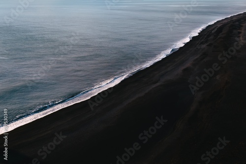 graficzne i geometryczne zdjęcie czarnych piaszczystych plaż w Vik Islandii