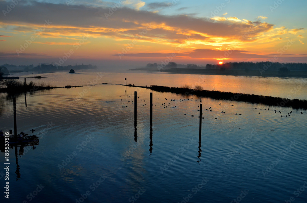 Sonnenaufgang an der Elbe bei Geesthacht Sonnenaufgang an der Elbe bei Geesthacht