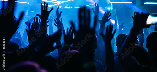 Foto dj night club party rave with crowd in music festive