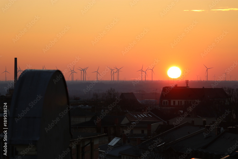 Windkraft im Sonnenuntergang
