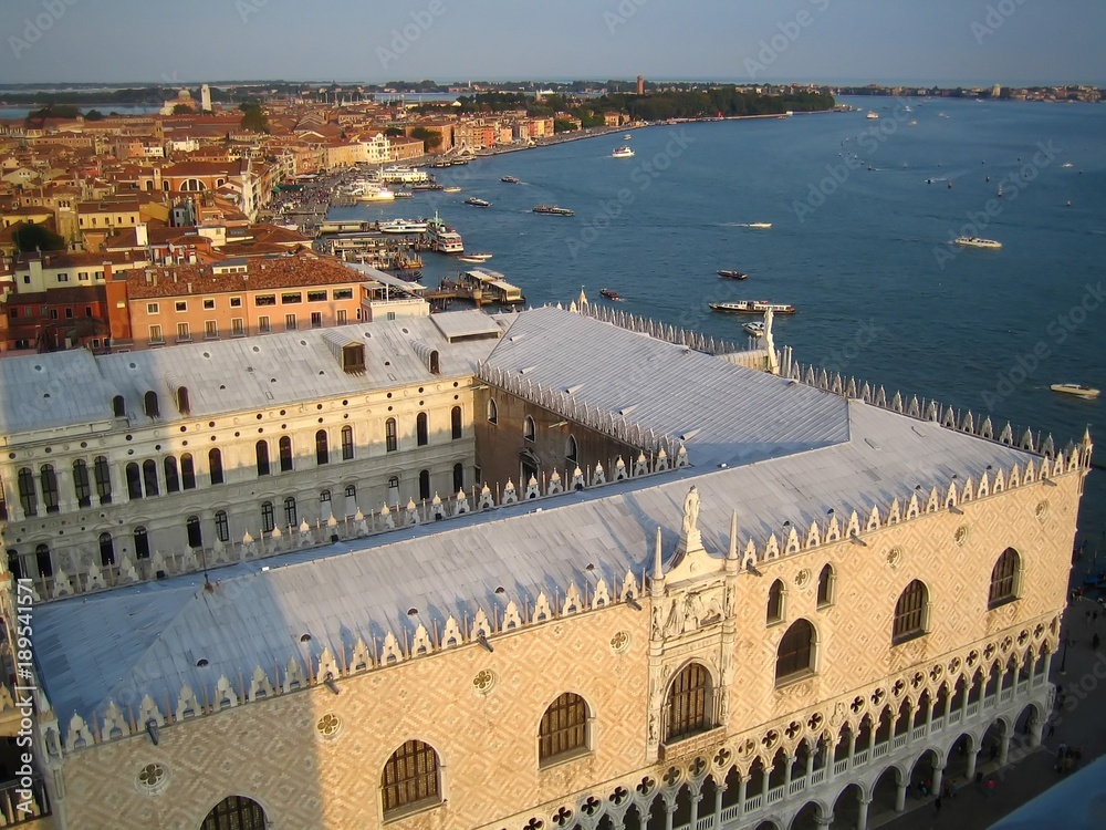 Vue aérienne sur le palais des Doges et le quartier du Castello à Venise (Italie)