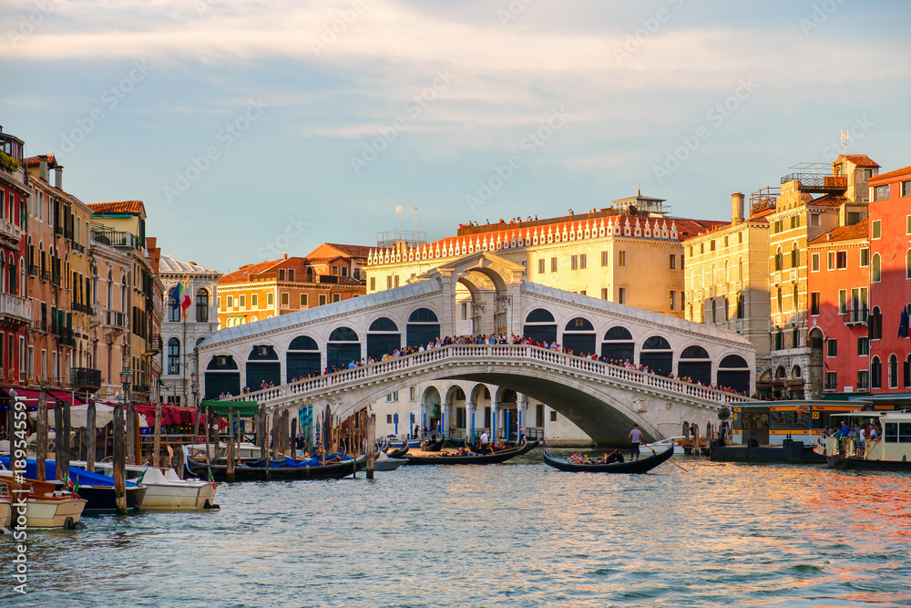 Fototapeta premium Most Rialto nad Canal Grande w Wenecji o zachodzie słońca