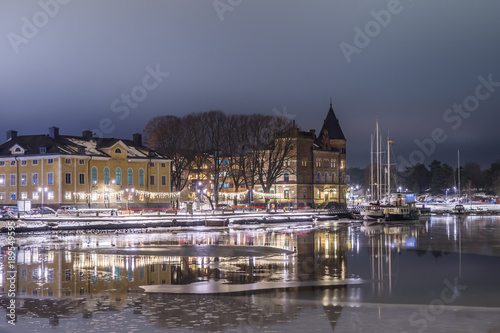 Canvas Print Gustavsbergs Hamn på Värmdö utanför Stockholm med julbelysning fotad en vinterna