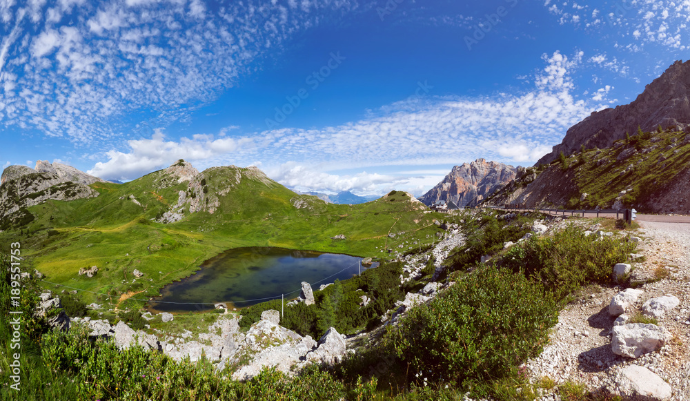 Valparolapass und See in den Dolomiten, Südtirol 