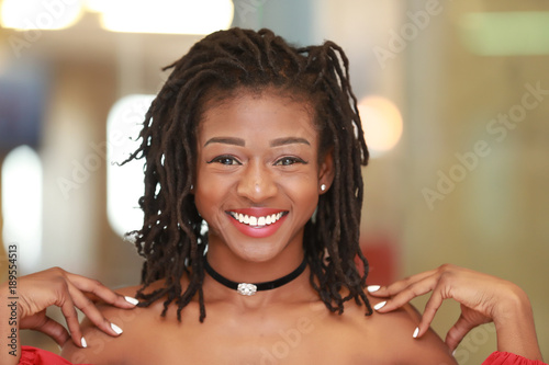 Canvas-taulu Smiling black female touching shoulders
