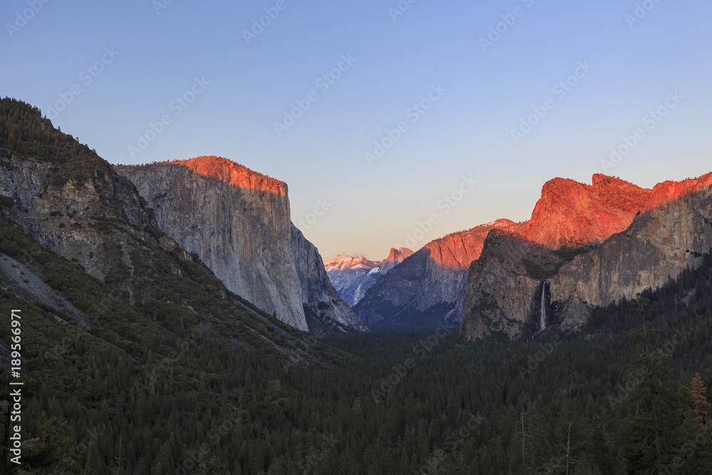 The Beautiful Tunnel View of Yosemite