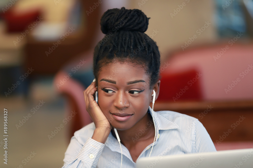 Obraz premium Lovely woman listening to music