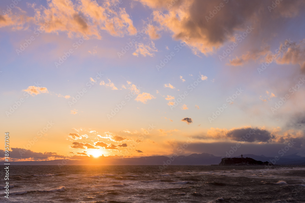 江の島海岸に沈む夕陽