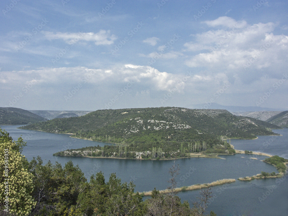 Der See Visovacko jezero in Kroatien