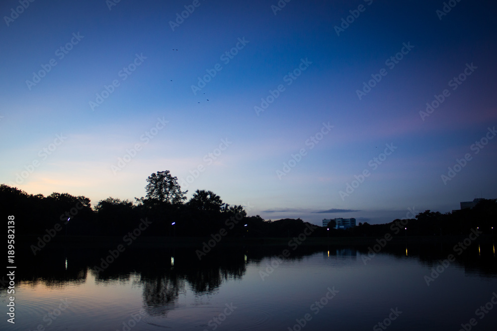 Naklejka premium lake in morning with clear sky