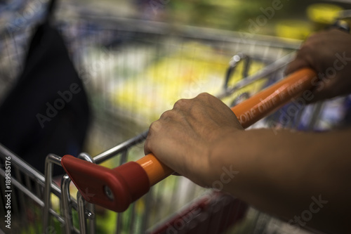 fare la spesa al supermercato