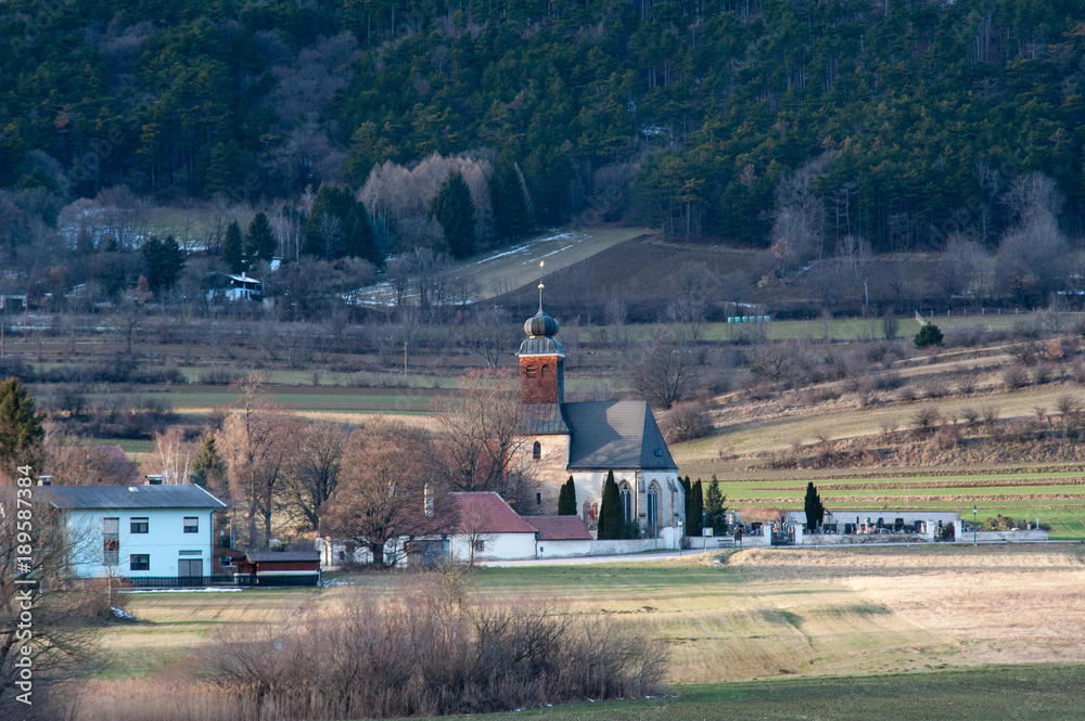 Obraz premium Kirche in ländlicher landschaft