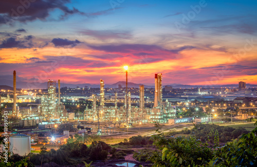 Fototapeta Naklejka Na Ścianę i Meble -  Oil refinery at twilight