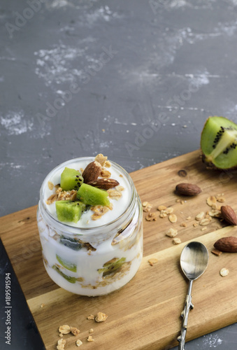Yogurt parfait with kiwi and granola