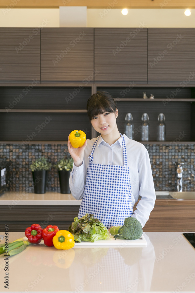 Obraz premium キッチンの女性