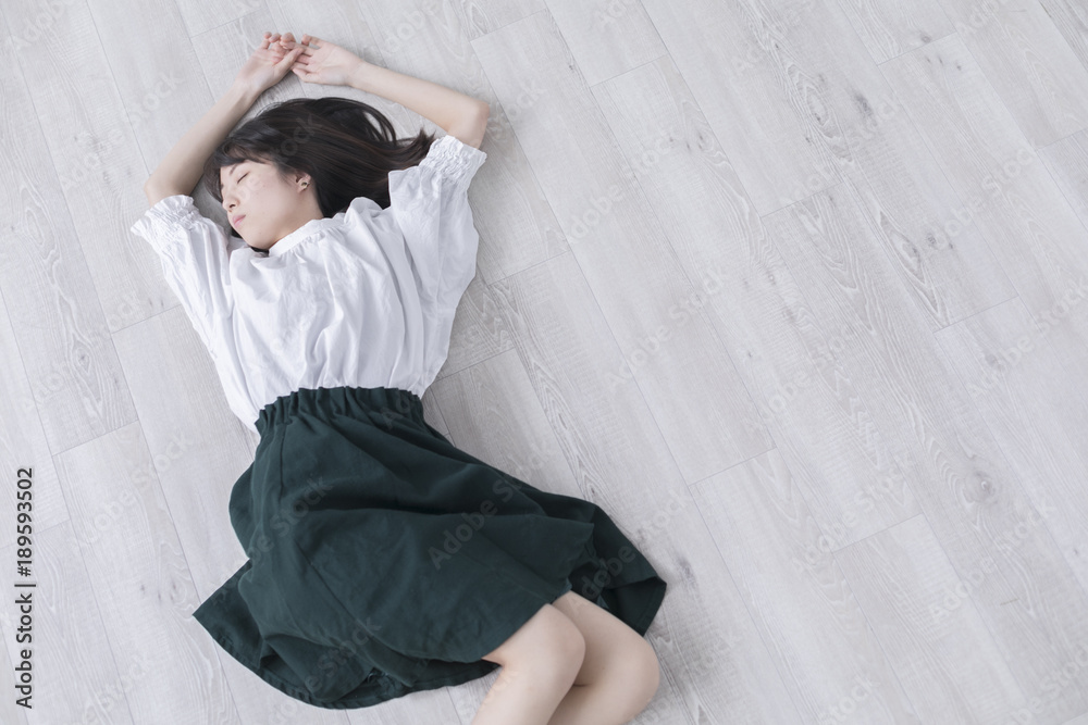 寝転がる女性 Stock 写真 | Adobe Stock