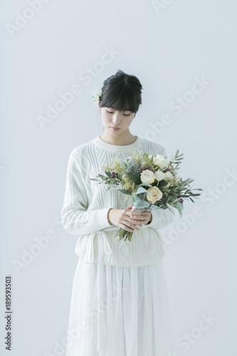Bild auf Leinwand ブーケを持つ女性
