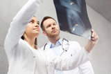 Pulmonolog, konsultacja medyczna . Lekarze oglądają zdjęcie rentgenowskie pacjenta.