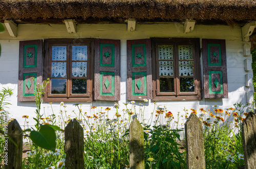 Okna starej chaty w skansenie w Maurzycach koło Łowicza