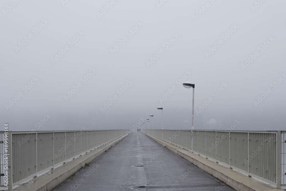 Brücke verschwindet im Nebel