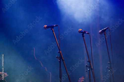 Obraz na płótnie microphones standing on the stage - concert w salonie