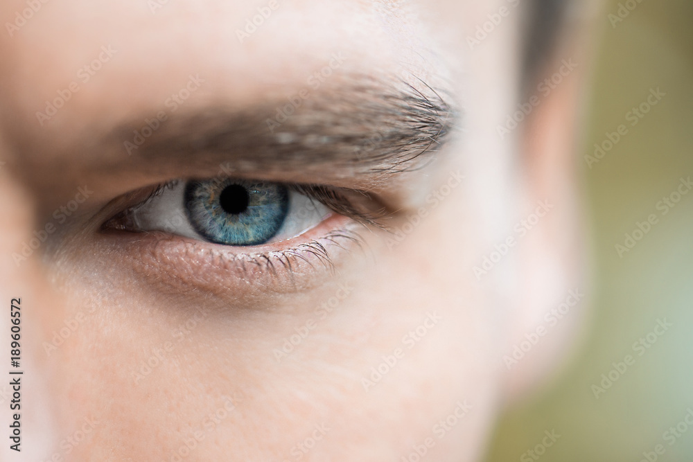 Obraz premium мужской голубой глаз крупным планом 