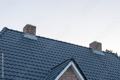 Zwei Schornsteine auf einem Dach eines Hauses