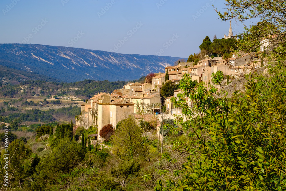 Vue sur le village de Bonnieux et le massif de Luberon, Provence, France.