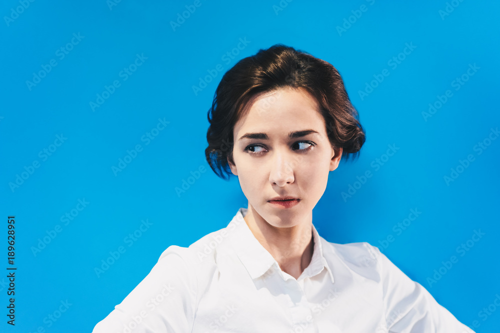 クールな表情の女性 クールな表情の女性