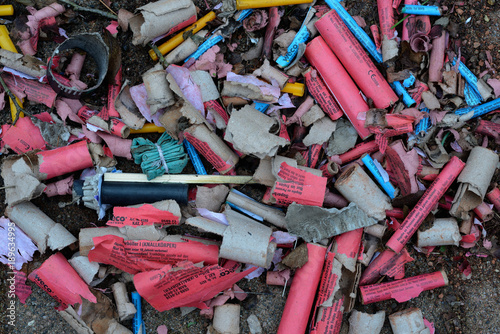 Überreste eines Silvesterfeuerwerks