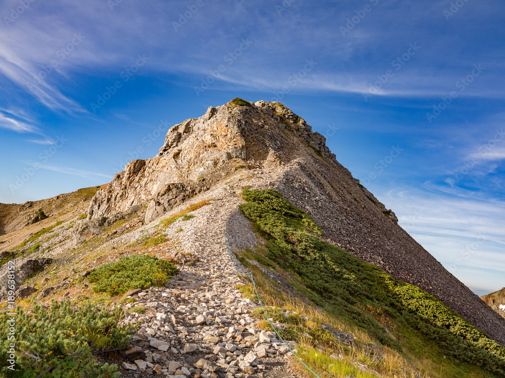 Fototapeta premium 青空と登山道