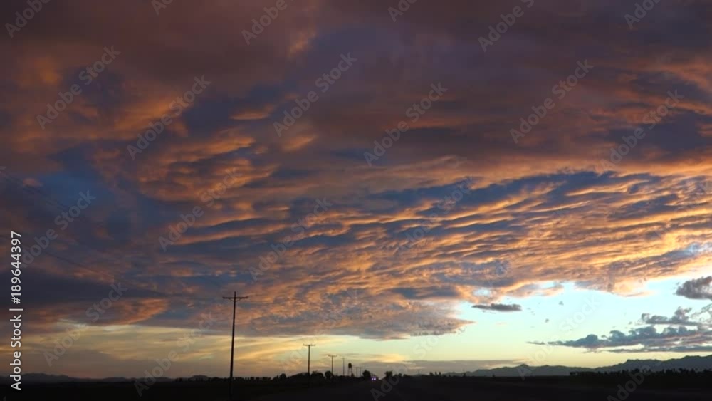 Front car tracking shot, amazing sunset, sky on fire - Travelling voiture avant route ouest américain incroyable coucher de soleil ciel en feu - 