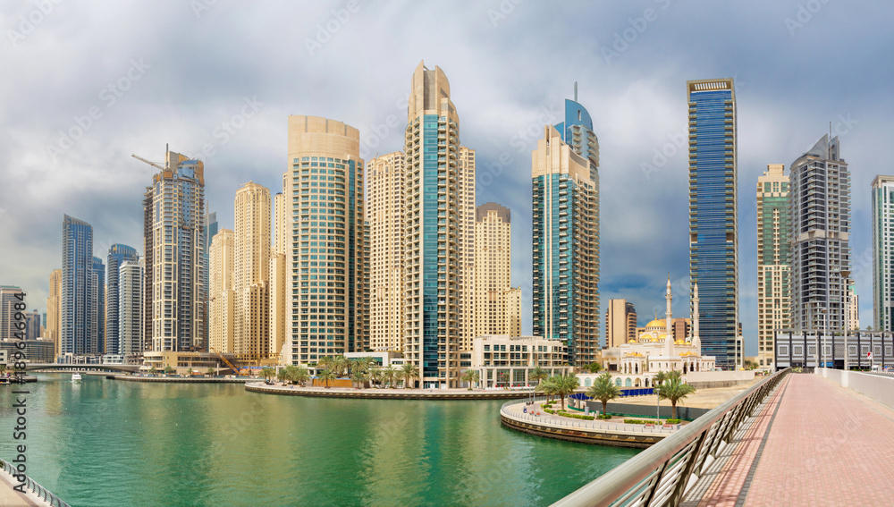 Dubai - The promenade of Marina and the mosque.